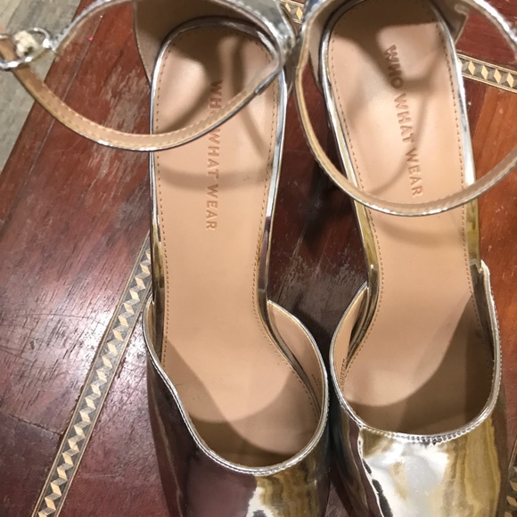 Metallic silver Block heel, closed toe shoe. - Picture 4 of 5